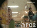 アダルト動画：街角パンチラ-04　お母さんと買い物に来てる子は狙い目！？ｗｗｗ